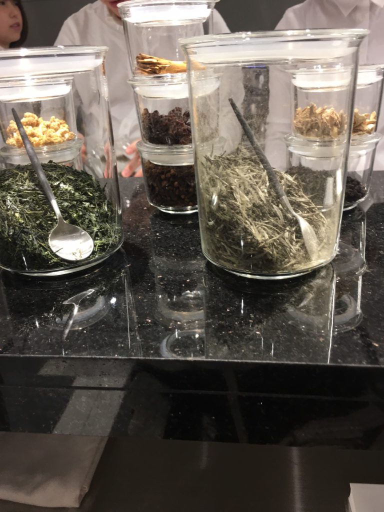 JOSEPHカフェのレジ横にある茶葉
